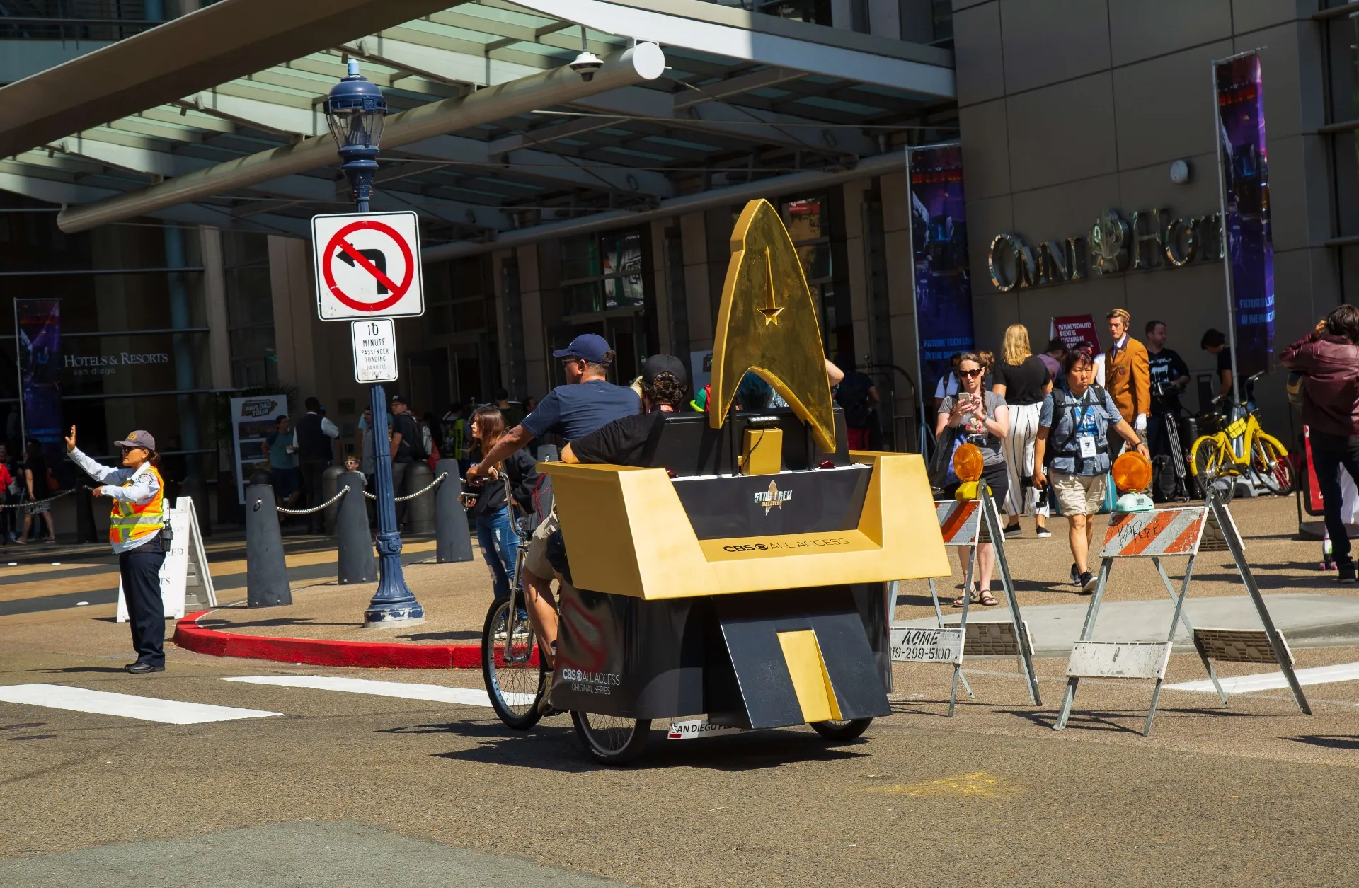 Star Trek Discovery CBS All Access custom pedicab with Starfleet insignia at Comic-Con
