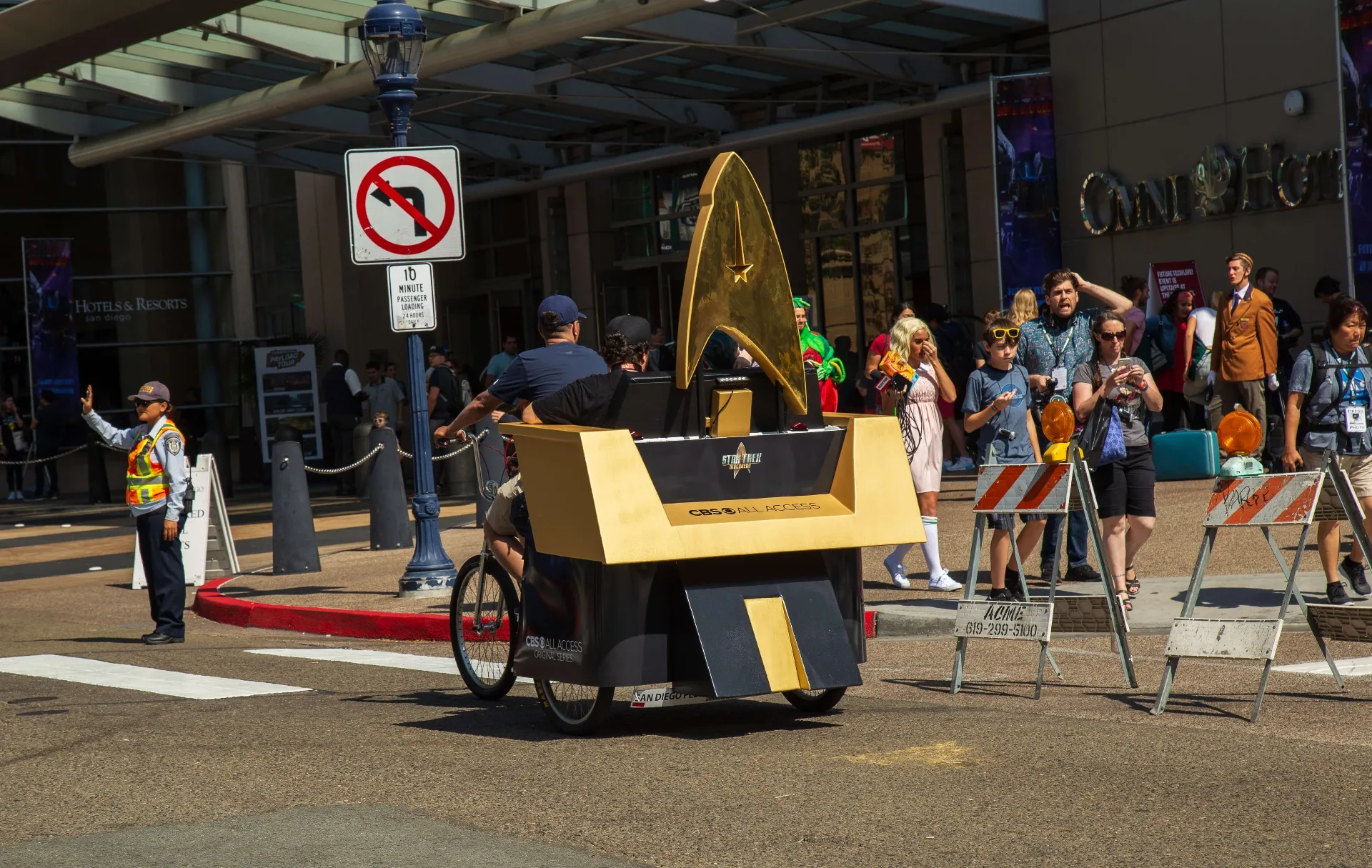 Star Trek Discovery CBS All Access pedicab with giant Starfleet badge at Comic-Con
